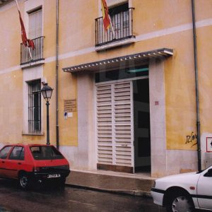 Puerta de entrada a una corrala en un edificio en la Calle Infantas de Aranjuez