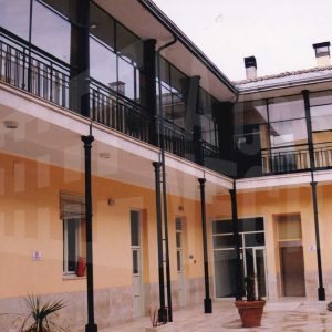 Patio y corredor de una corrala en la Calle Infantas de Aranjuez