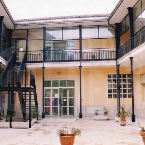 Patio y corredor de una corrala en la Calle Infantas de Aranjuez