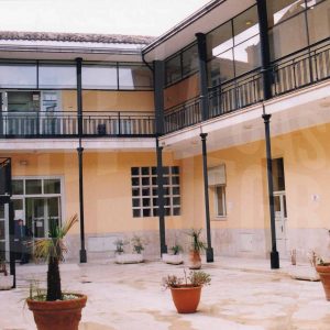 Patio y corredor de una corrala en la Calle Infantas de Aranjuez