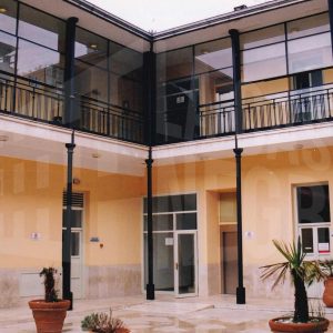 Patio y corredor de una corrala en la Calle Infantas de Aranjuez