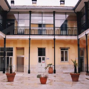 Patio y corredor de una corrala en la Calle Infantas de Aranjuez
