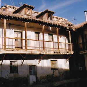 Patio y corredores en estado ruinoso en una corrala ya desaparecida en la esquina de las calles Infantas y Montesinos de Aranjuez