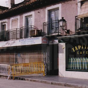 Vallas delante de un edificio ya desaparecido en la Calle Capitán de Aranjuez