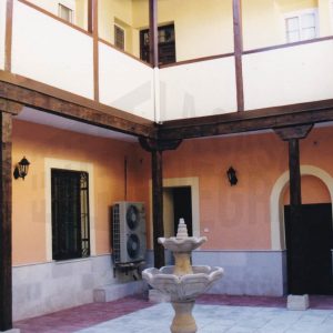 Fuente en el patio y corredor de una corrala restaurada en la Calle Capitán de Aranjuez