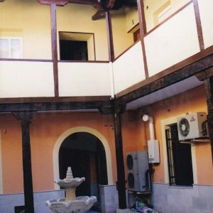 Fuente en el patio y corredor de una corrala restaurada en la Calle Capitán  de Aranjuez