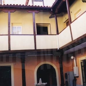 Fuente en el patio y corredor de una corrala restaurada en la Calle Capitán  de Aranjuez