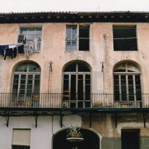 Corredor y fachada interior de la corrala de la Casa Carmena  en la Calle Capitán en Aranjuez