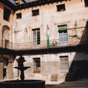 Corredor y fuente en el patio de la corrala de la Casa Carmena  en la Calle Capitán en Aranjuez