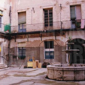 Corredor y fuente en el patio de la corrala de la Casa Carmena  en la Calle Capitán en Aranjuez