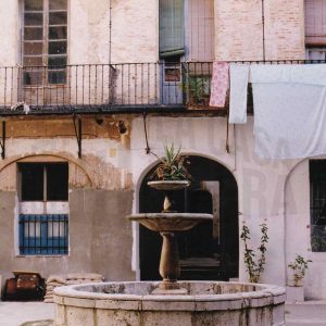 Corredor y fuente en el patio de la corrala de la Casa Carmena  en la Calle Capitán en Aranjuez