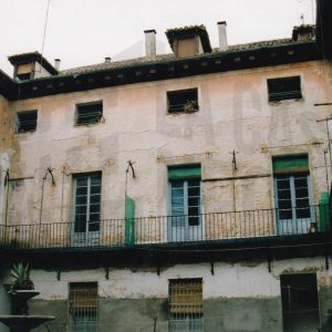 Corredor y fuente en el patio de la corrala de la Casa Carmena  en la Calle Capitán en Aranjuez
