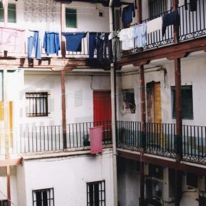 Patio y corredores en una corrala de la Calle Capitán en Aranjuez