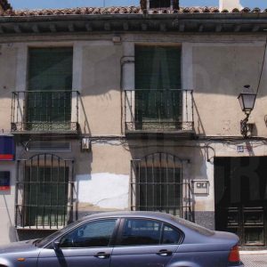 Edificio con puerta de entrada a una corrala en la Calle Capitán de Aranjuez