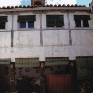 Corredor cerrado con ventanas en el patio de una corrala en la Calle Capitán de Aranjuez