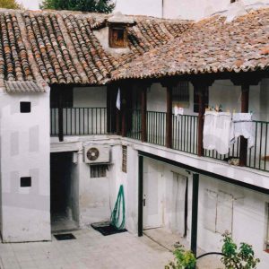 Corredor y patio de una corrala en la Calle Capitán de Aranjuez