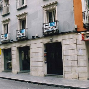 Edificio con diversos comercios y la puerta de entrada a una corrala de nueva construcción  en la Calle Capitán de Aranjuez