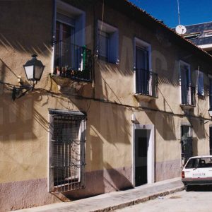 Edificio con  puerta de entrada a una corrala con entradas por las calles Hospital y Capitán de Aranjuez