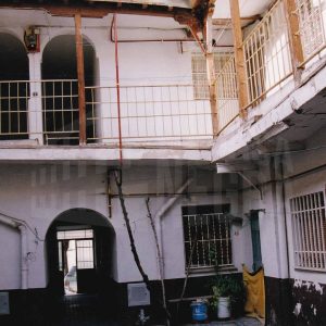 Patio, corredor y entrada a  una corrala con entradas por las calles Hospital y Capitán de Aranjuez
