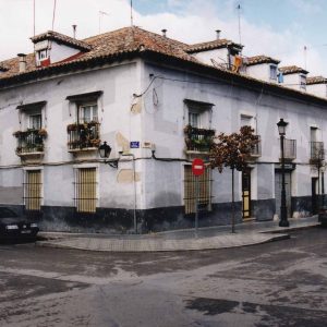 Edificio en la esquina de las calles de la Rosa y Stuart en Aranjuez con puerta de entrada a una corrala por la Calle Stuart