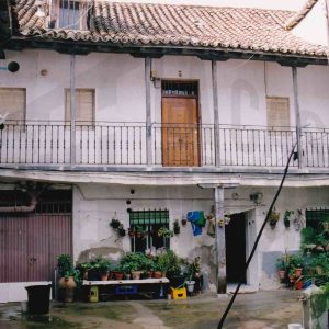 Patio y corredores en una corrala en la Calle Stuart en Aranjuez