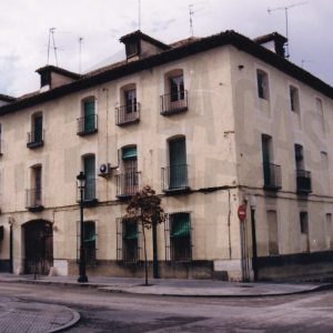 Edificio en la esquina de las calles de la Rosa y Stuart en Aranjuez con puerta de entrada a una corrala por la Calle de la Rosa