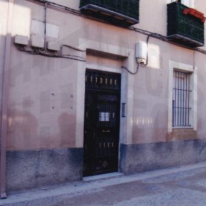 Edificio en el Callejón del Pescado en Aranjuez con puerta de entrada a una corrala