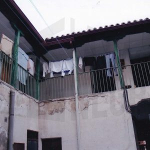 Patio y corredor en una corrala en el Callejón del Pescado en Aranjuez