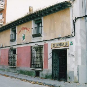 Edificio ya desaparecido en la Calle Primavera en Aranjuez con puerta de entrada a una corrala