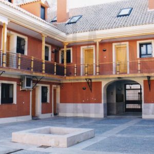 Patio y corredor de la corrala de la Casa de Fogones en la Calle del Lucero en Aranjuez