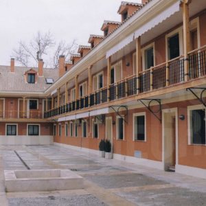Patio y corredor de la corrala de la Casa de Fogones en la Calle del Lucero en Aranjuez