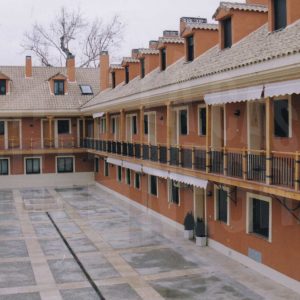 Patio y corredor de la corrala de la Casa de Fogones en la Calle del Lucero en Aranjuez