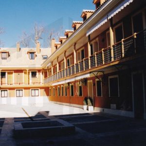 Patio y corredor de la corrala de la Casa de Fogones en la Calle del Lucero en Aranjuez