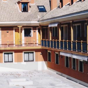 Patio y corredor de la corrala de la Casa de Fogones en la Calle del Lucero en Aranjuez