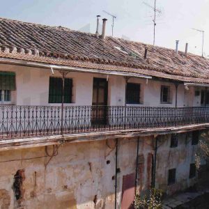 Patio y corredor de la corrala del Palacio de Osuna en la Calle Príncipe de Aranjuez