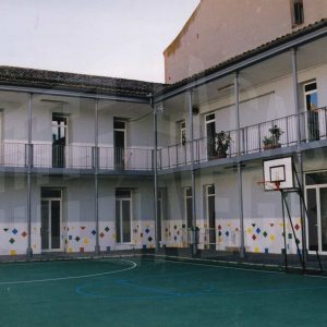 Patio y corredor de la corrala del Colegio Público Vicente Aleixandre en la Calle Príncipe de Aranjuez