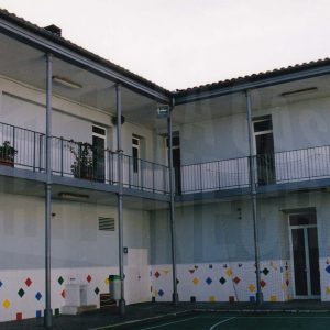 Patio y corredor de la corrala del Colegio Público Vicente Aleixandre en la Calle Príncipe de Aranjuez