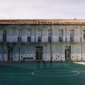 Patio y corredor de la corrala del Colegio Público Vicente Aleixandre en la Calle Príncipe de Aranjuez
