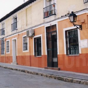 Edificio en la Calle de la Naranja en Aranjuez con la puerta de entrada a una corrala