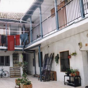 Patio y corredor de una corrala en la Calle de la Naranja de Aranjuez