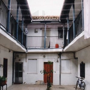 Patio y corredor de una corrala en la Calle de la Naranja de Aranjuez