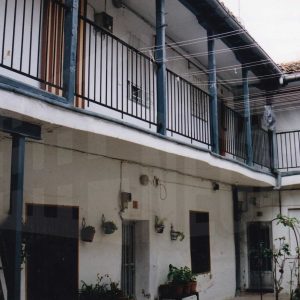 Patio y corredor de una corrala en la Calle de la Naranja de Aranjuez