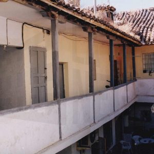 Patio y corredor de una corrala en la Calle Calandria en Aranjuez