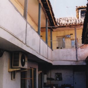 Patio y corredor de una corrala en la Calle Calandria en Aranjuez