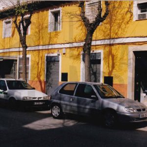 Edificio en la Calle Olmos de Aranjuez con puerta de entrada a una corrala