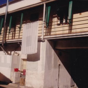 Patio y corredor de una corrala en la Calle San Pascual de Aranjuez