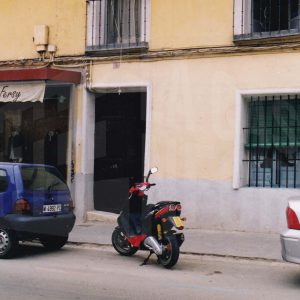 Edificio en la Calle del Real de Aranjuez con puerta de entrada a una corrala
