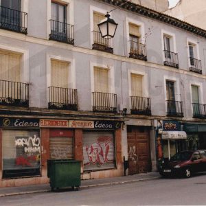Edificio ya desaparecido en la Calle del Real de Aranjuez con puerta de entrada a una corrala y varios comercios