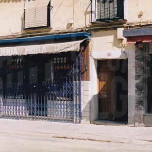 Edificio en la Calle del Real de Aranjuez con puerta de entrada a una corrala y varios comercios