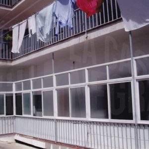 Corredores, uno de ellos acristalado, en una corrala en la Calle del Real de Aranjuez